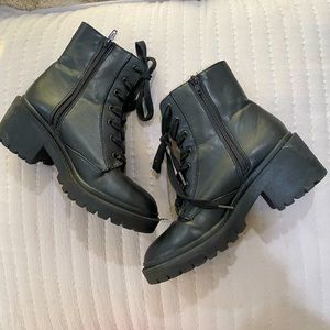 Black combat boots 🖤